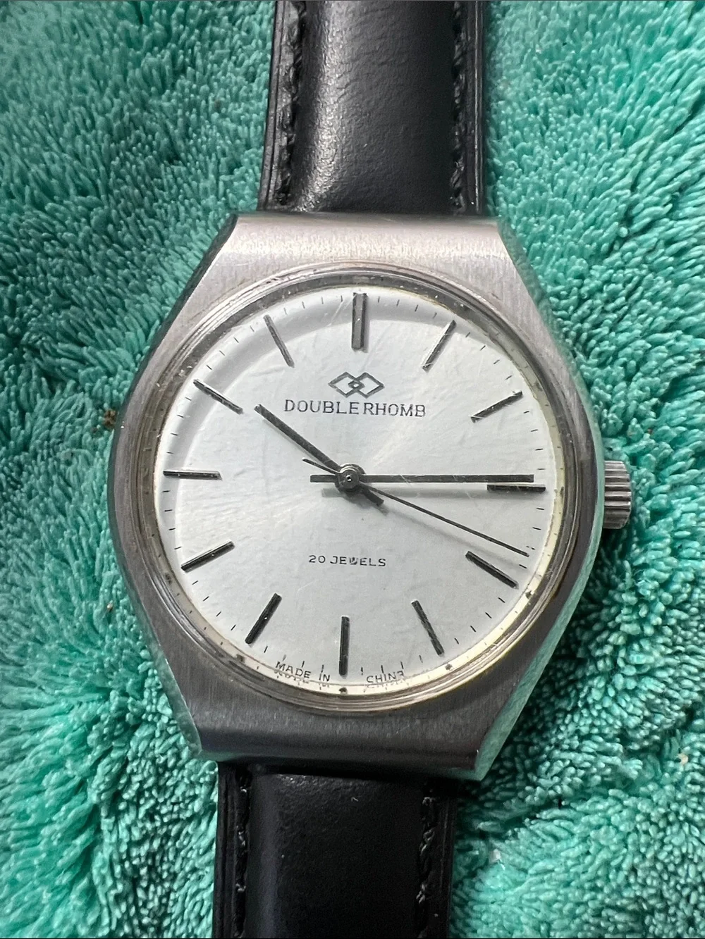 Mens Double Rhomb model featuring a 20-jewel movement